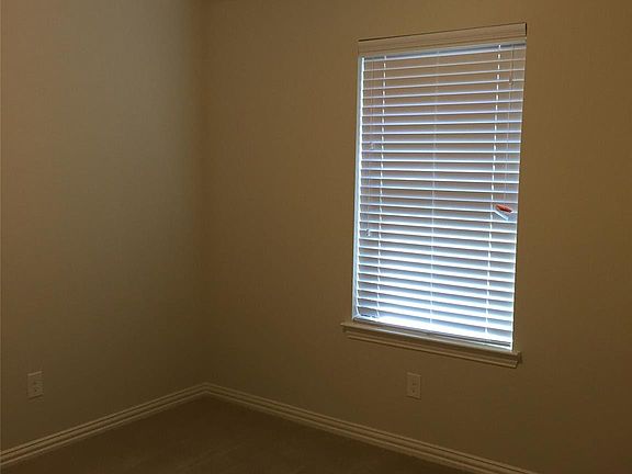 4th image of 913 Jamesville Ln