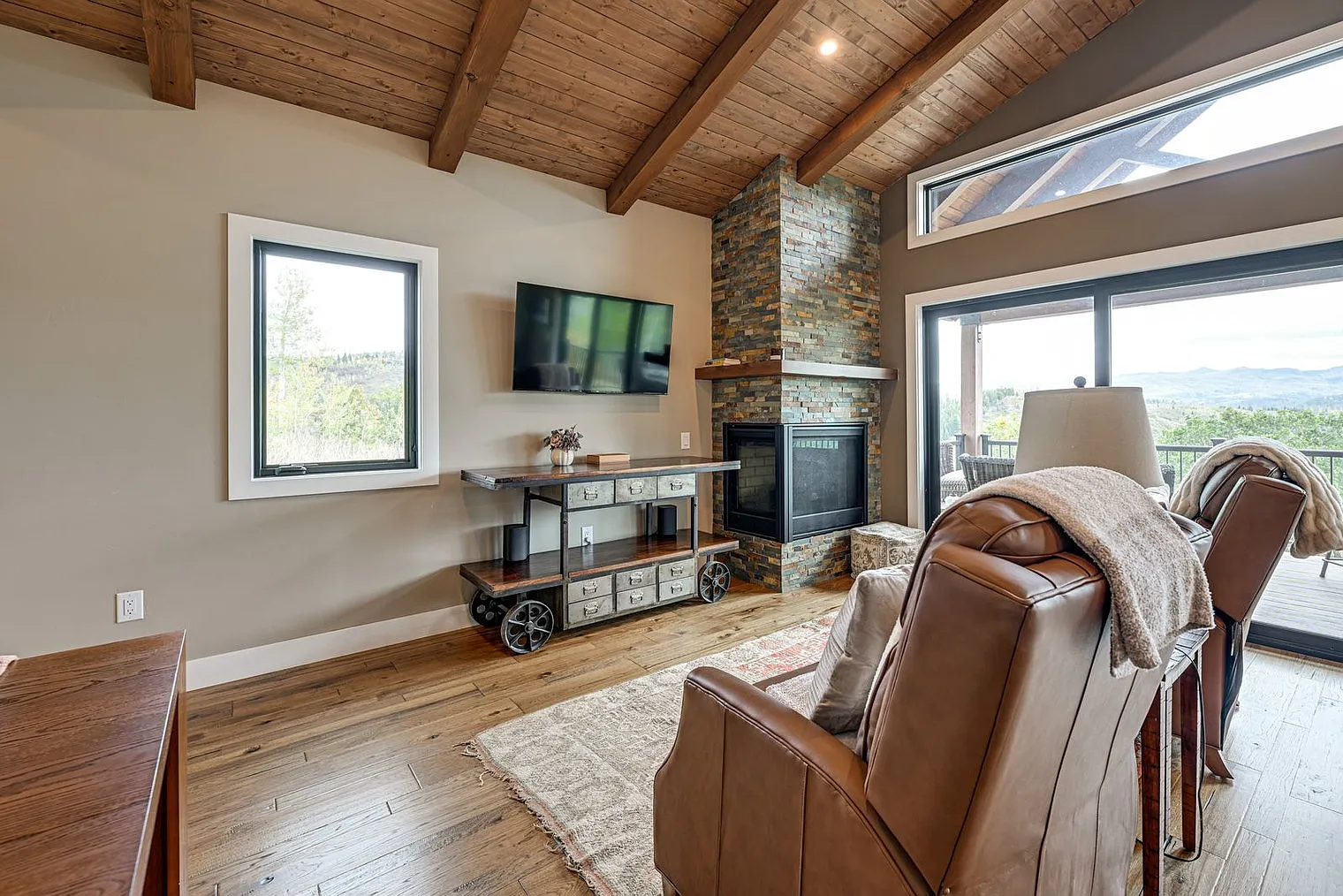 1 bed, 1.0 bath, 839 sqft, $2,784 — Photo 2