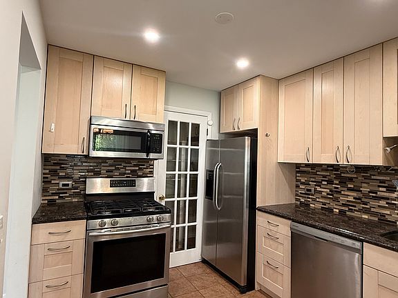 4th image of 1166 Middlebury Ln Unit 1