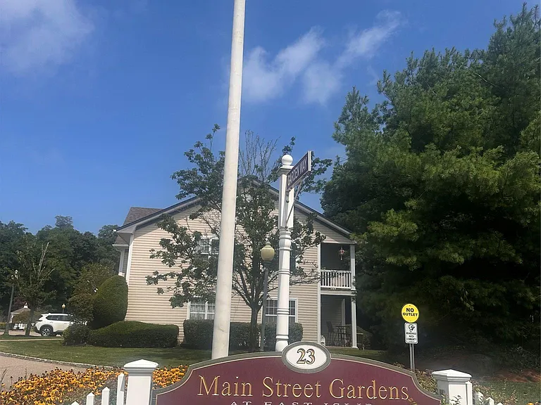 17 Garden Way — Photo 1