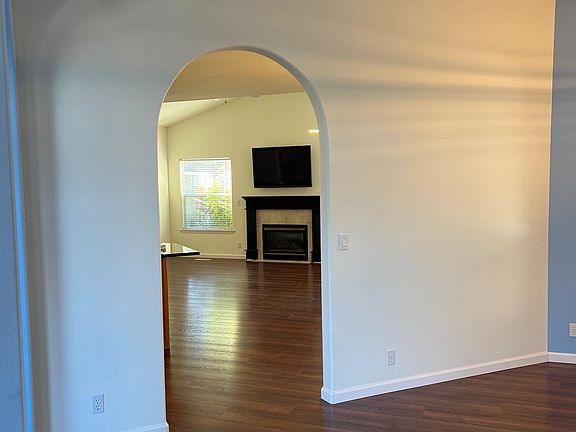 3rd image of 1133 N Torrey Pines Ave