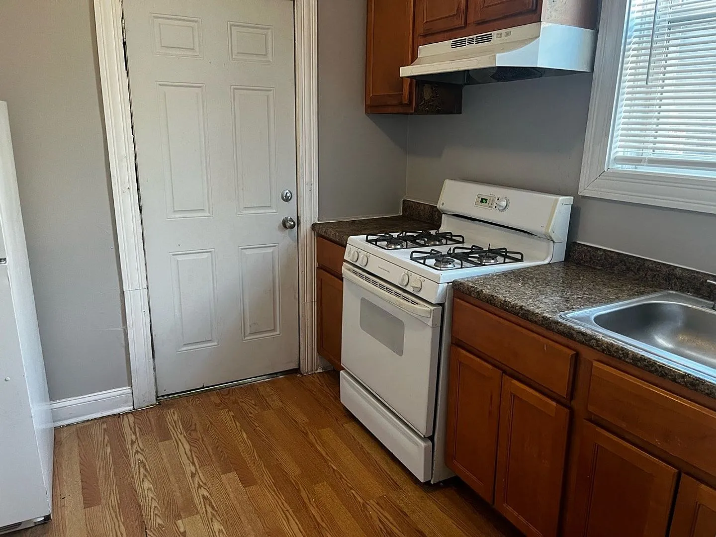 7549 S Kenwood St — Photo 4