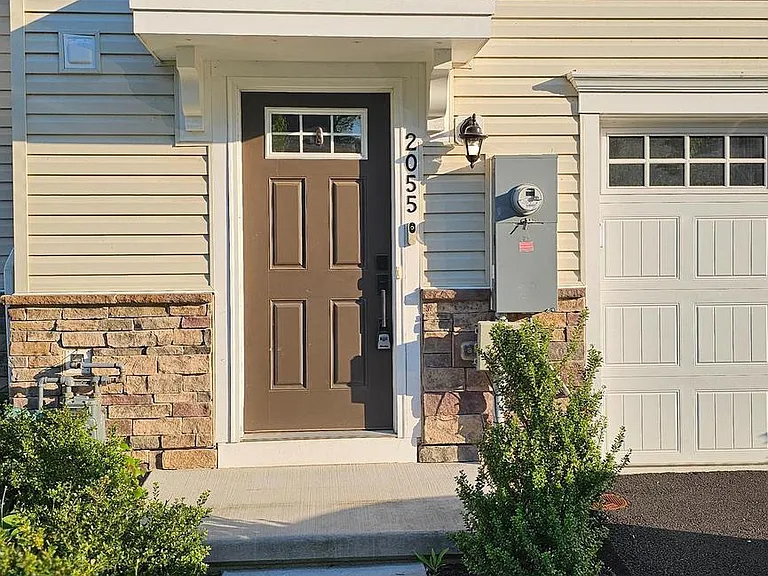 2055 Rivers Dr — Photo 2