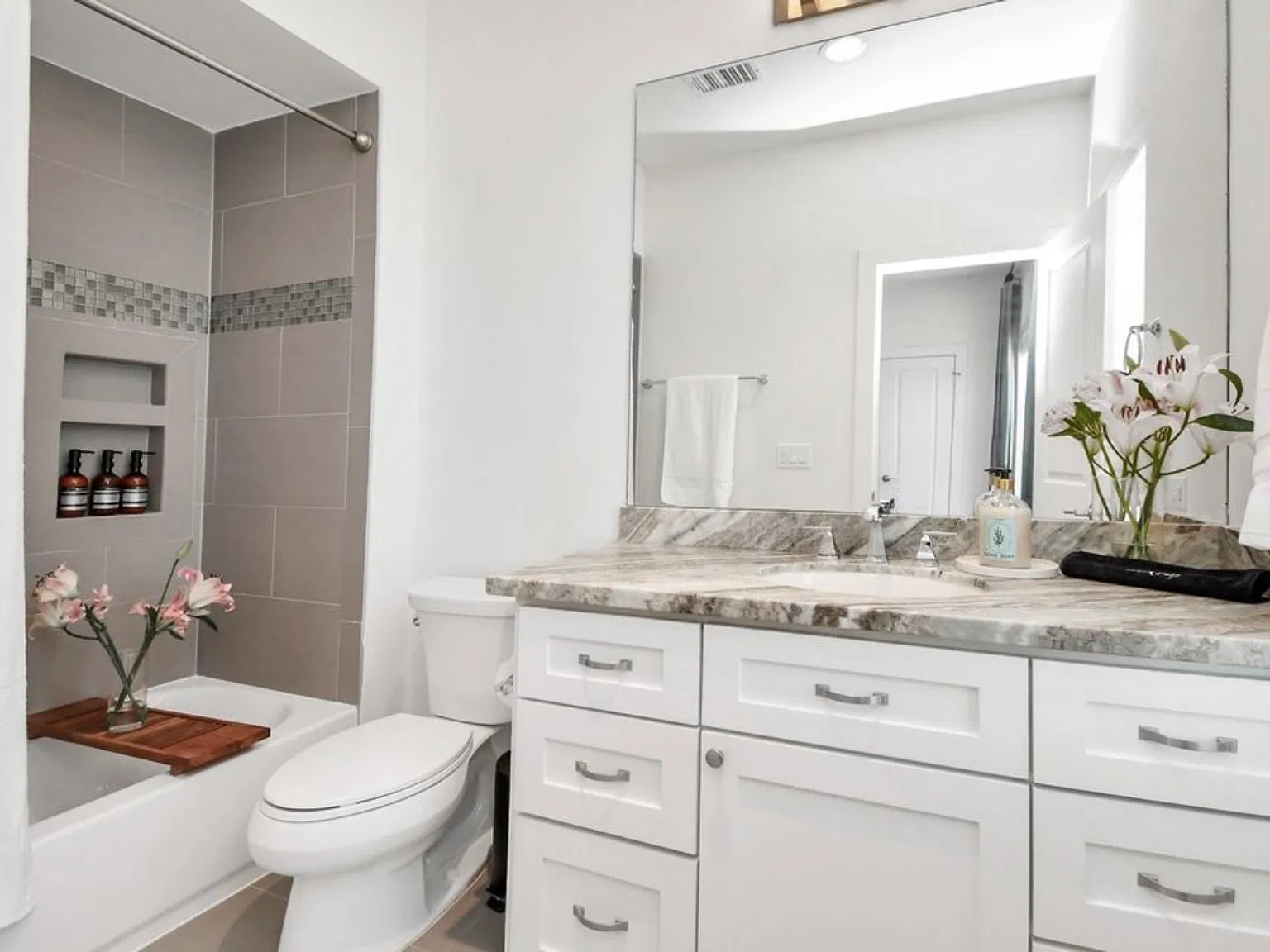 1 bed, 1.5 bath, 2300 sqft, $1,100 — Photo 2