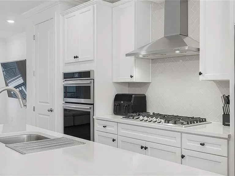 6543 Beacon Dr — Photo 13