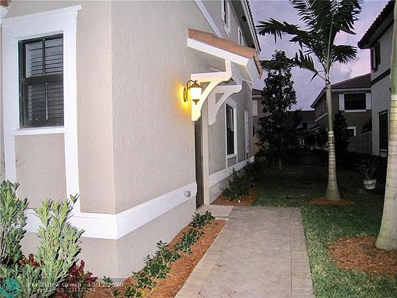 3rd image of 9586 Town Parc Cir N