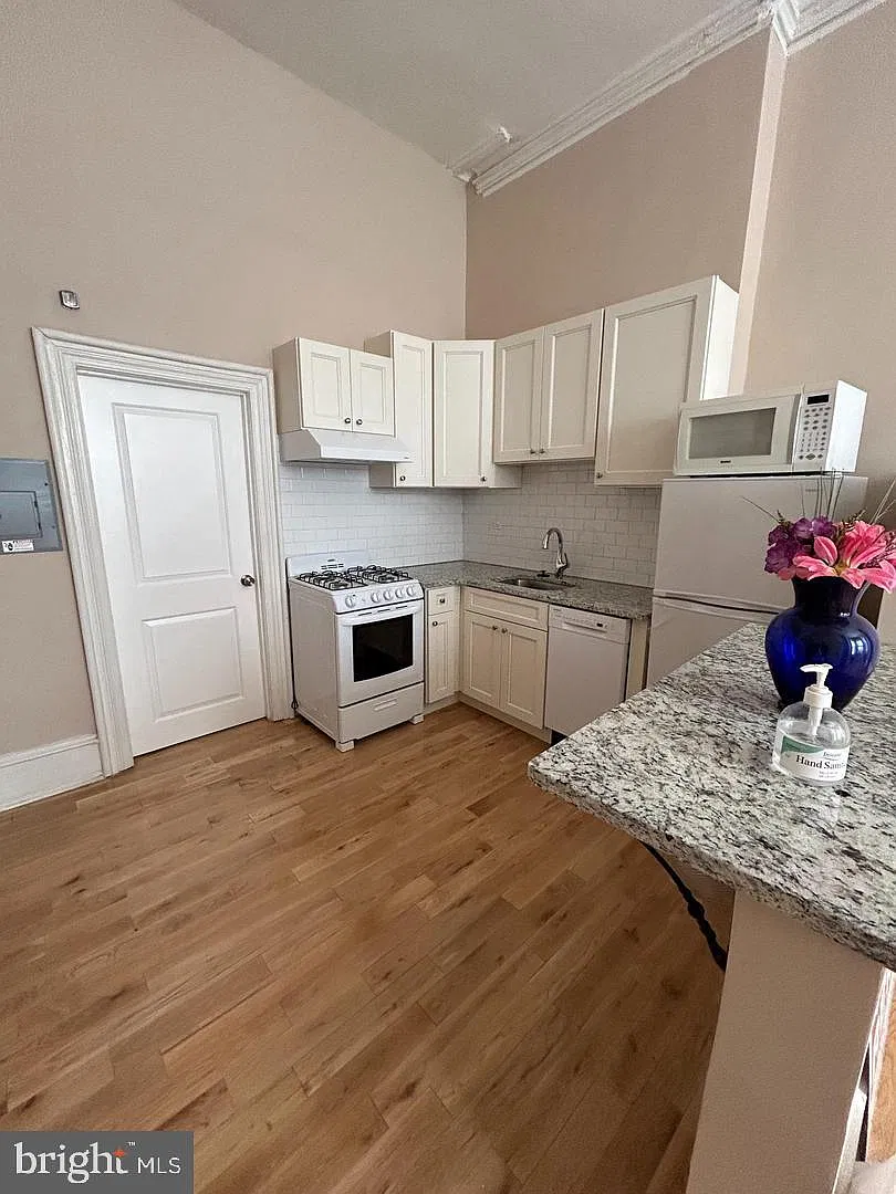 1 bed, 1.0 bath, 3143 sqft, $1,650 — Photo 2