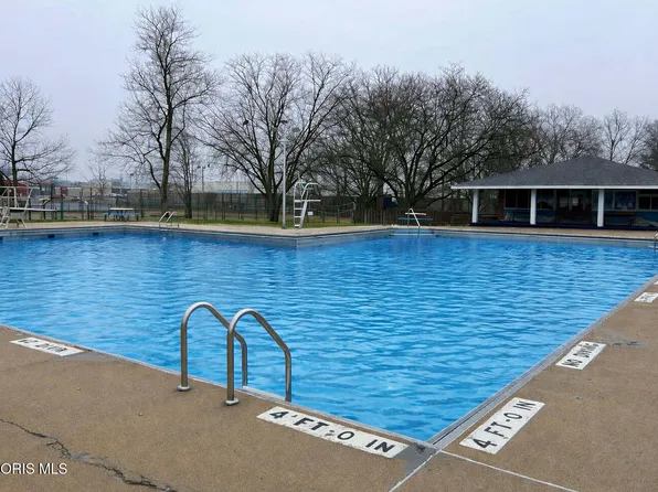 1828 Queenswood Dr, Findlay, OH 45840