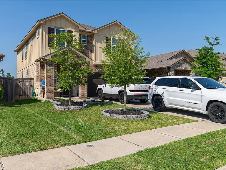 7010 Silverleaf Oak St — Photo 2