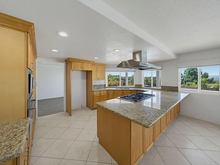 1038 Rimwood Dr — Photo 4