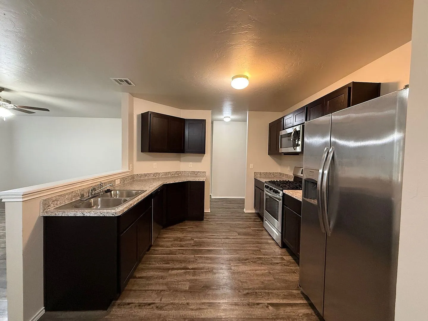 Beautiful Spacious 3 Bedroom Home in Mustang School District — Photo 4