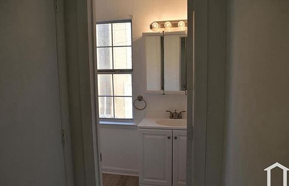 4th image of 303 Chapel St #1