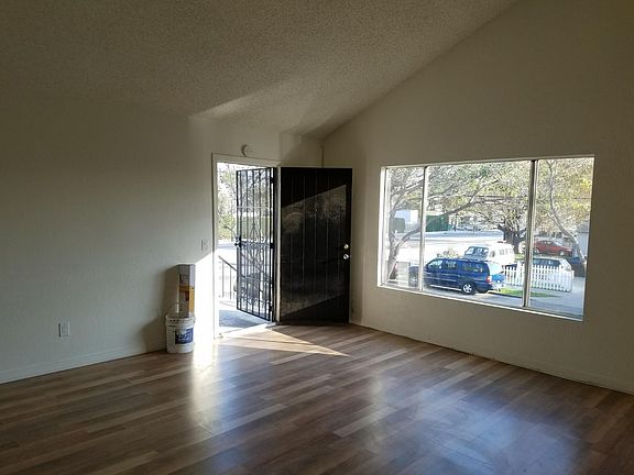 2nd image of 600 N Grand Ave APT D