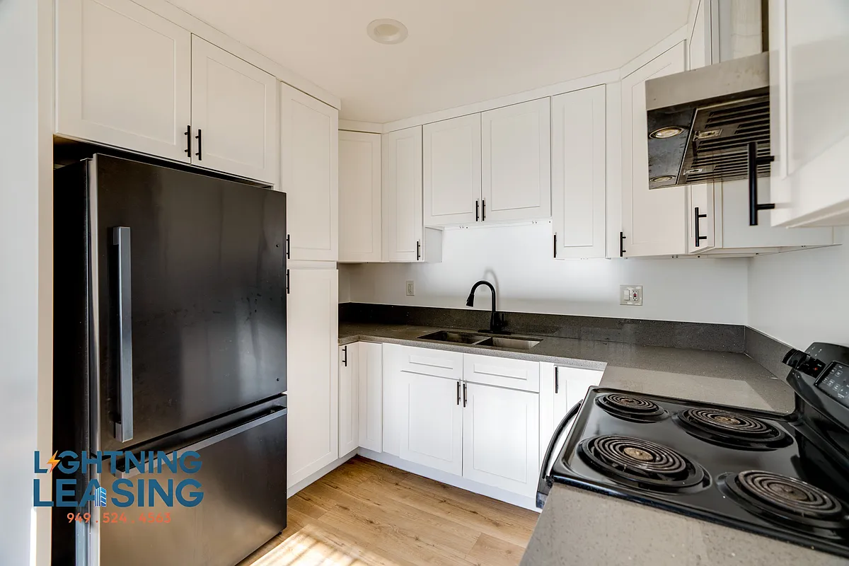 Building Photo - 14227 Gilmore St #102