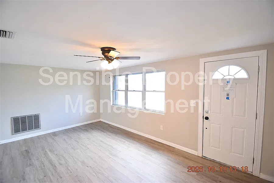 2 bed, 1.5 bath, 1036 sqft, $1,650 — Photo 3