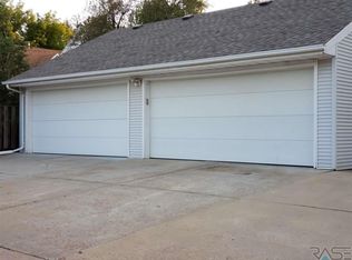 830 S 1st Ave, Sioux Falls, SD 57104