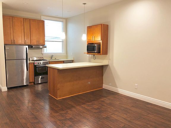 3rd image of 2265 Mission St APT 4