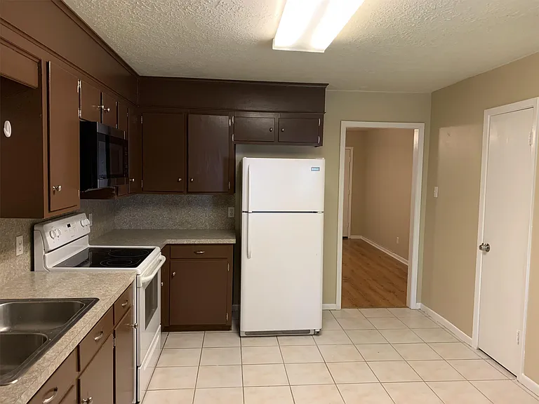 208-210 Yale Ct — Photo 5
