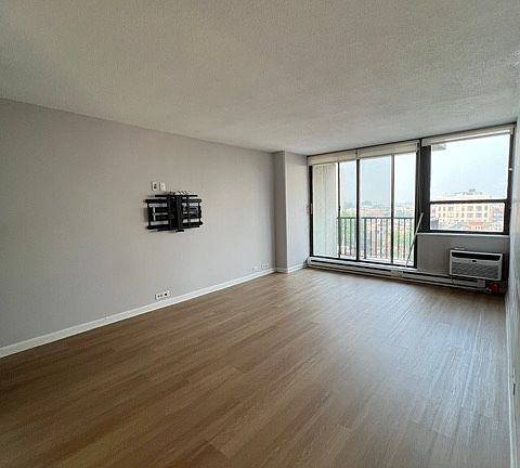 4th image of 2740 N Pine Grove Ave #9