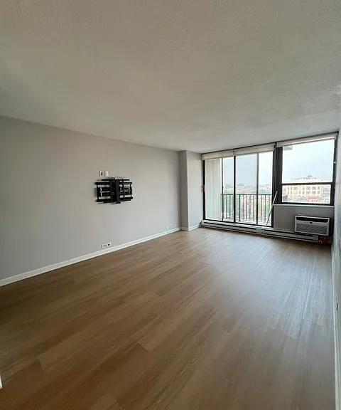 2740 N Pine Grove Ave #9 — Photo 4