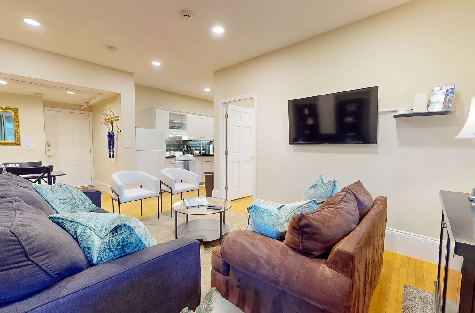 2 bed, 900 sqft, $7,995 — Photo 1