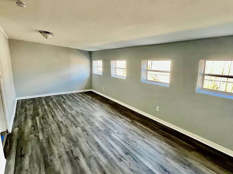 2554 Palm Dr NE — Photo 2