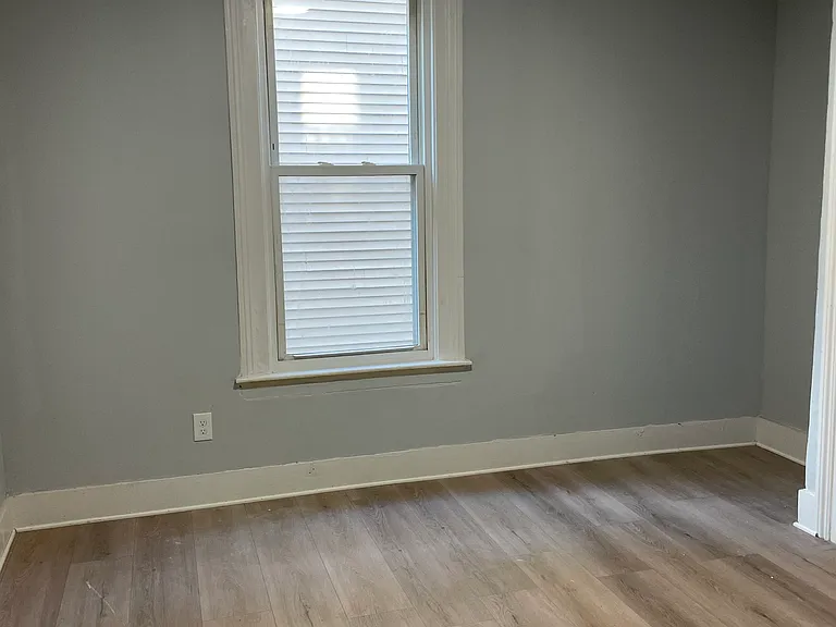 1086 E Main St — Photo 3