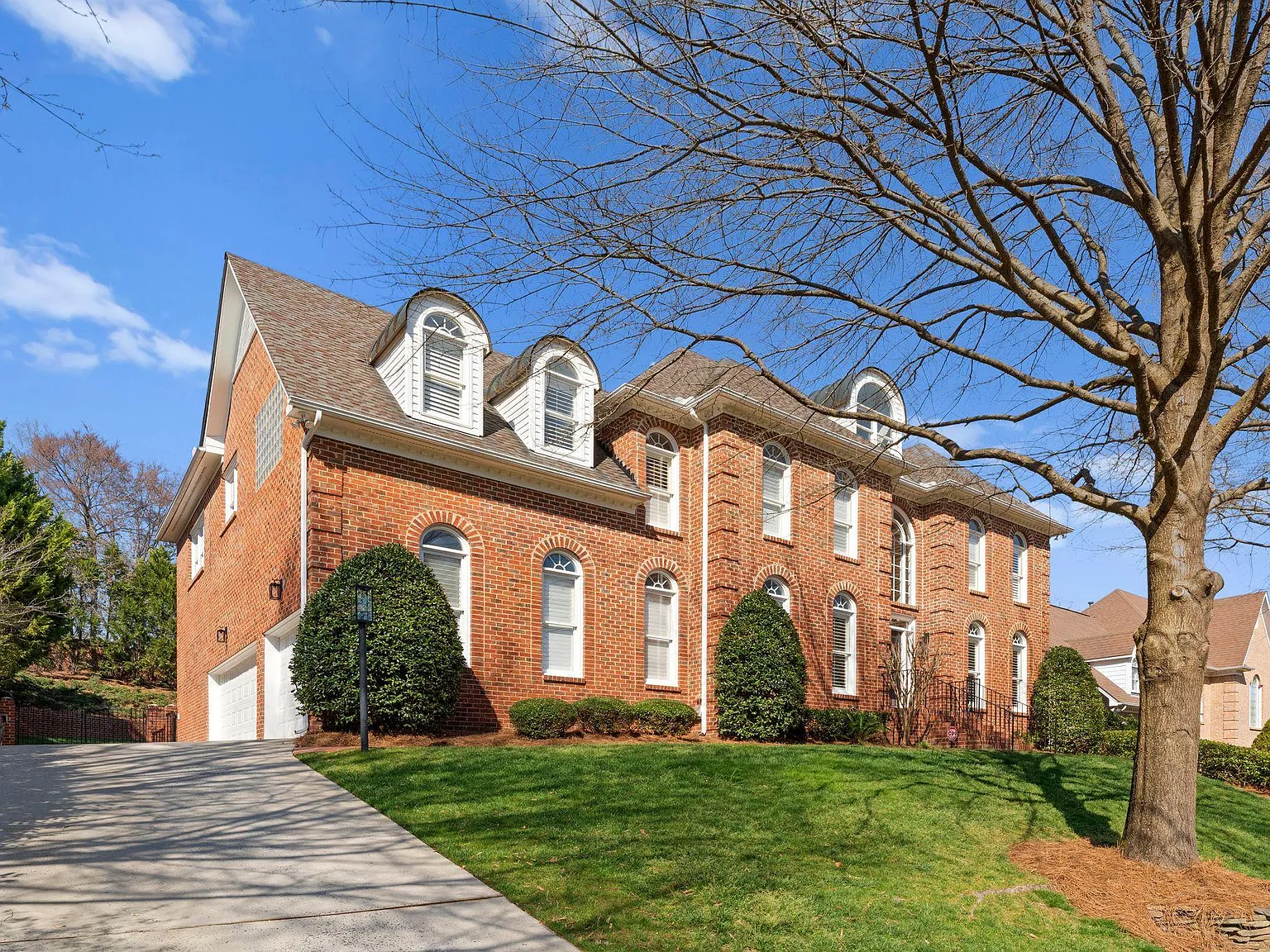 5 bed, 4.5 bath, 5178 sqft, $8,800 — Photo 2