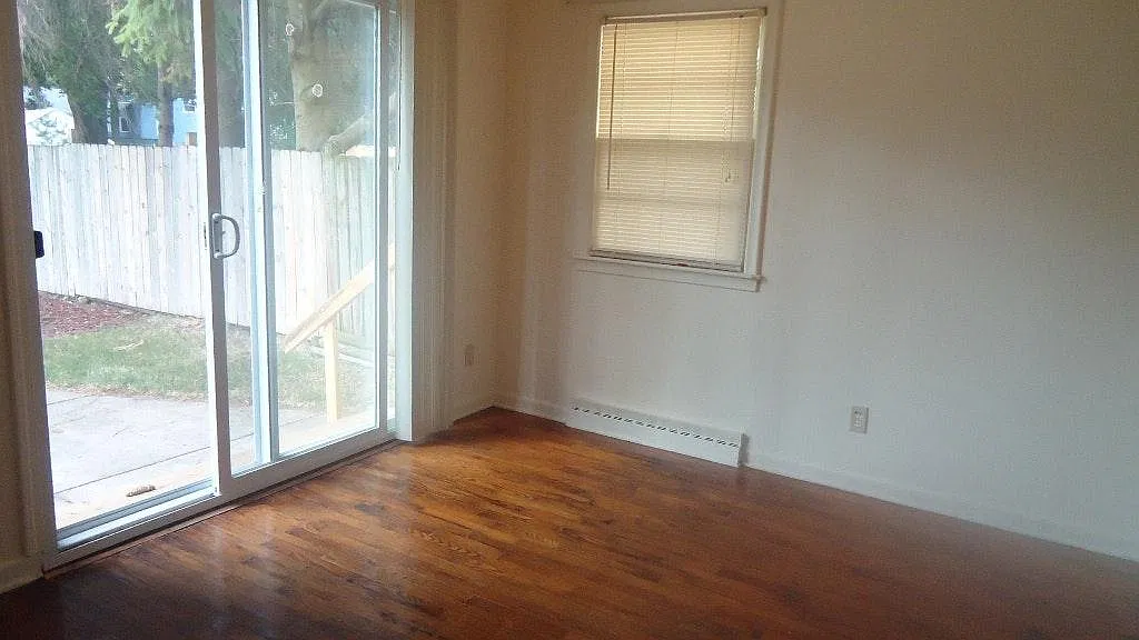 3 bed, 896 sqft, $845 — Photo 2
