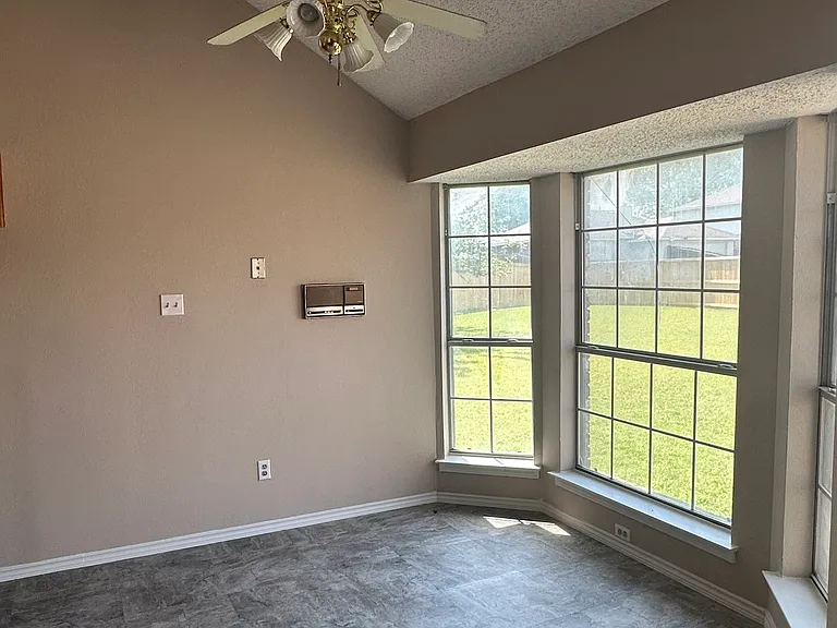 1441 Warwick Dr — Photo 12