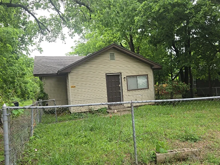 1928 N Columbia Pl — Photo 1