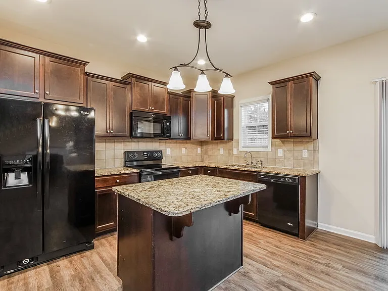 536 McCarthy Dr — Photo 7