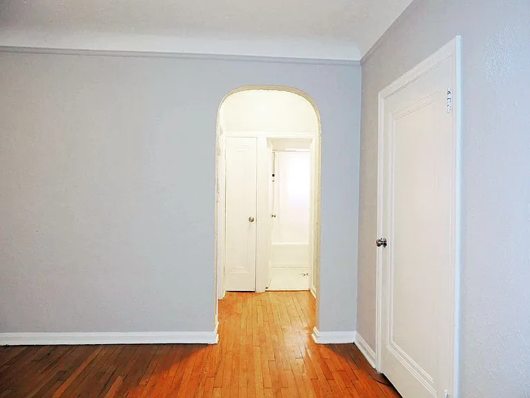 Lee-Yorkshire Apartments — Photo 5