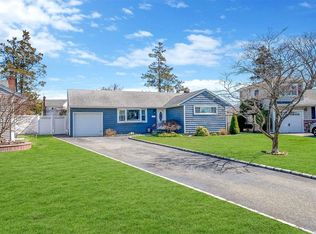 25 Essex Rd, Bethpage, NY 11714