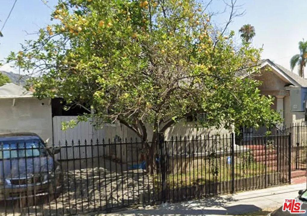 2 bed, 1.0 bath, 1120 sqft, $2,675 — Photo 2
