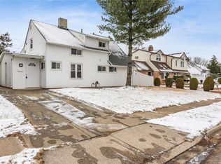 21 Chestnut Ln, Levittown, NY 11756