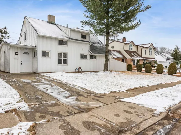 21 Chestnut Lane, Levittown, NY 11756