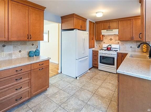 4th image of 2525 166th Ave NE