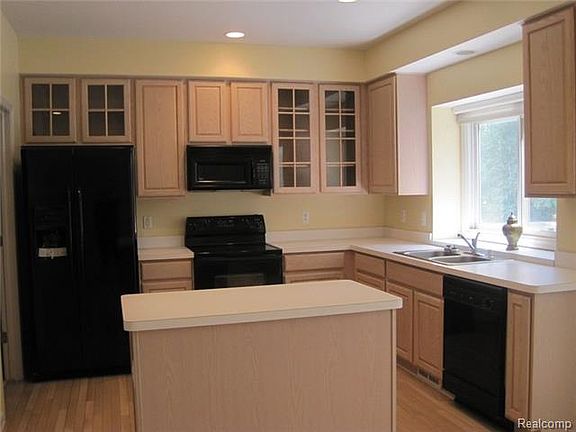 4th image of 1381 S Lake Dr