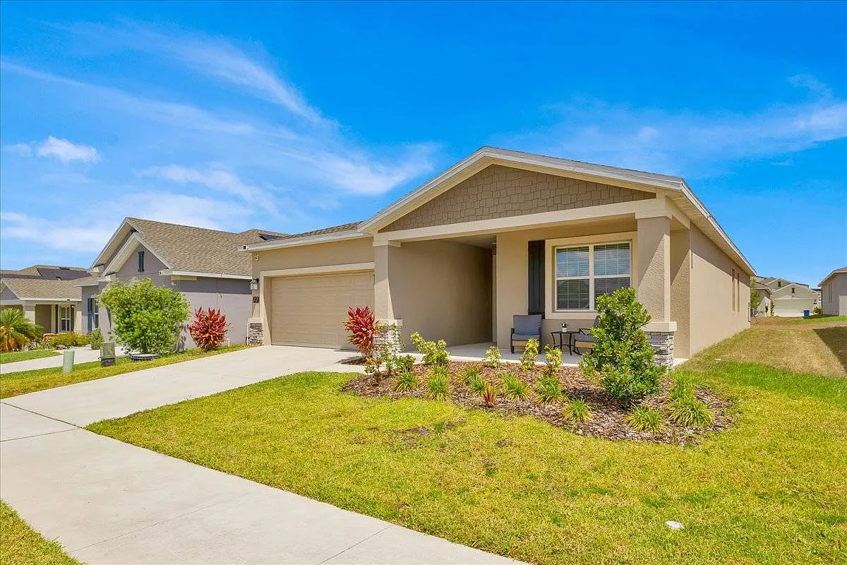 3 bed, 2.0 bath, 2080 sqft, $2,400 — Photo 2