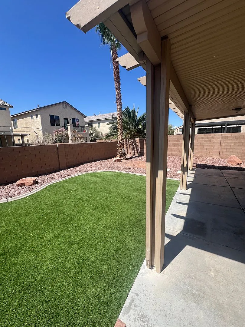 2 Story home with huge backyard — Photo 1