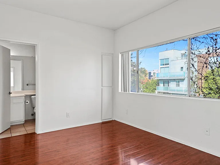 111 S Croft Ave — Photo 31