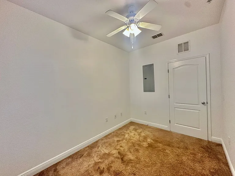 2926 SW 35th Pl #6 — Photo 7