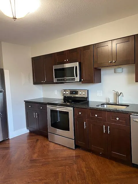 2 bed, 900 sqft, $1,300 — Photo 2
