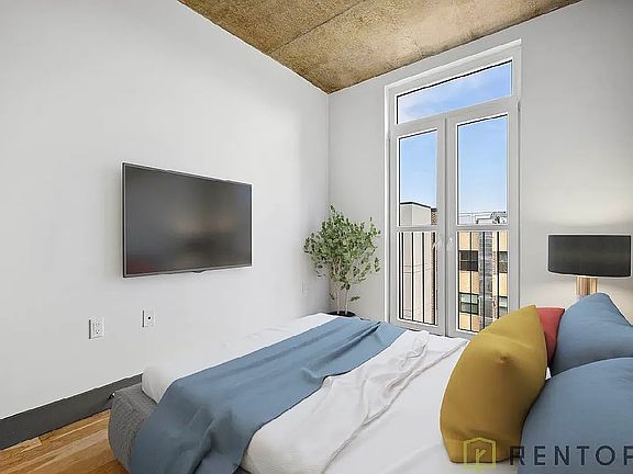 5th image of 338 Evergreen Ave Unit 302
