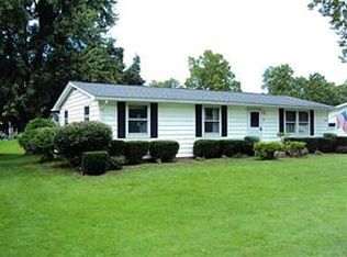 8 Manor Ln, Middleport, NY 14105