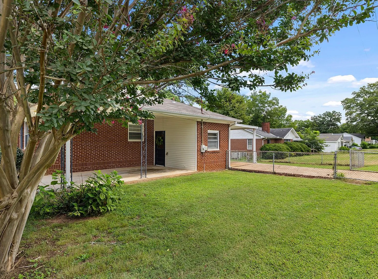 3 bed, 1552 sqft, $2,100 — Photo 4