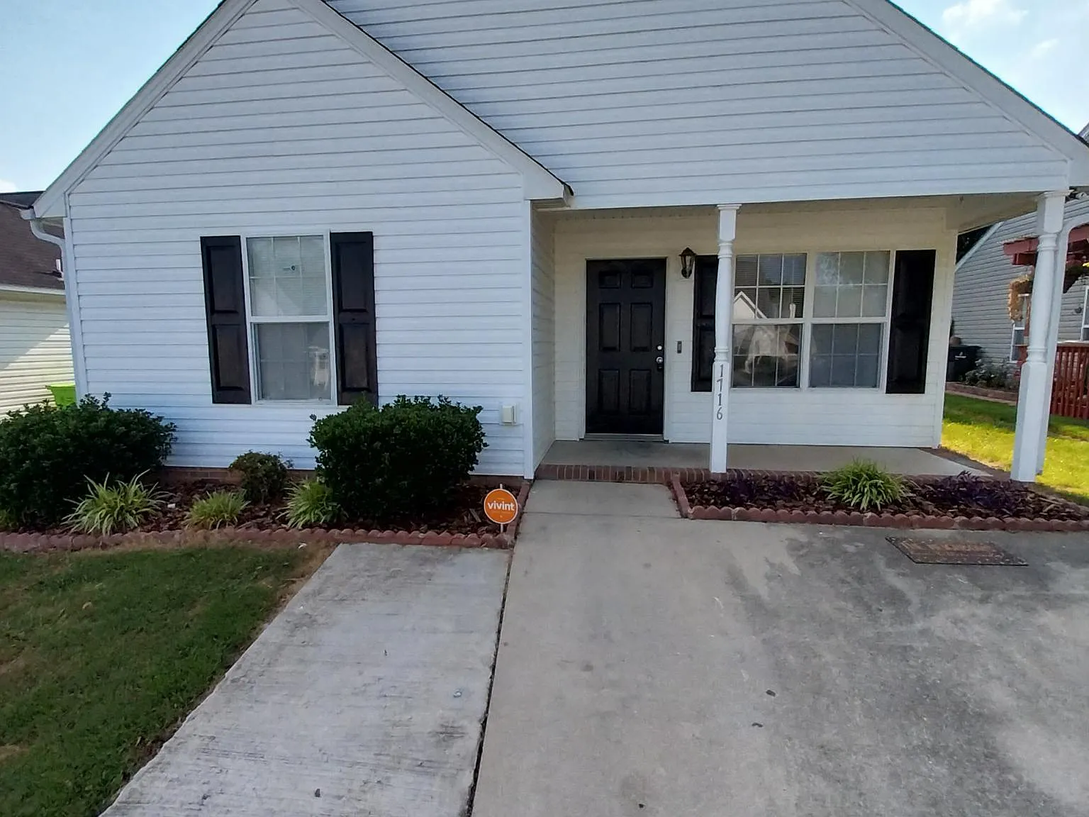 3 bed, 1153 sqft, $2,000 — Photo 2