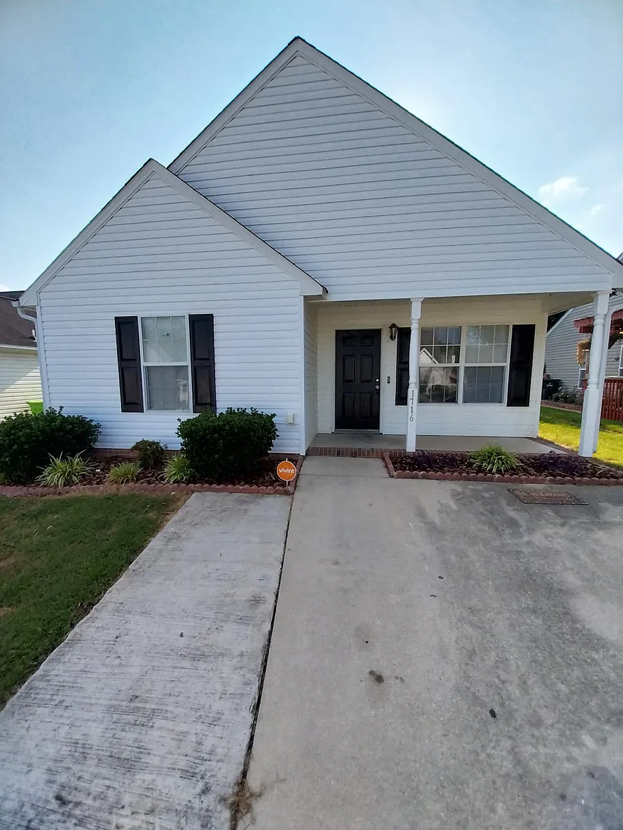 Building Photo - 1716 Pebble Ridge Dr
