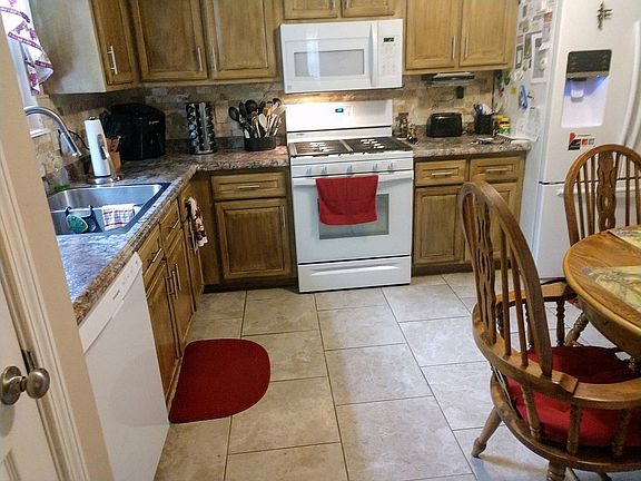 EAT IN KITCHEN